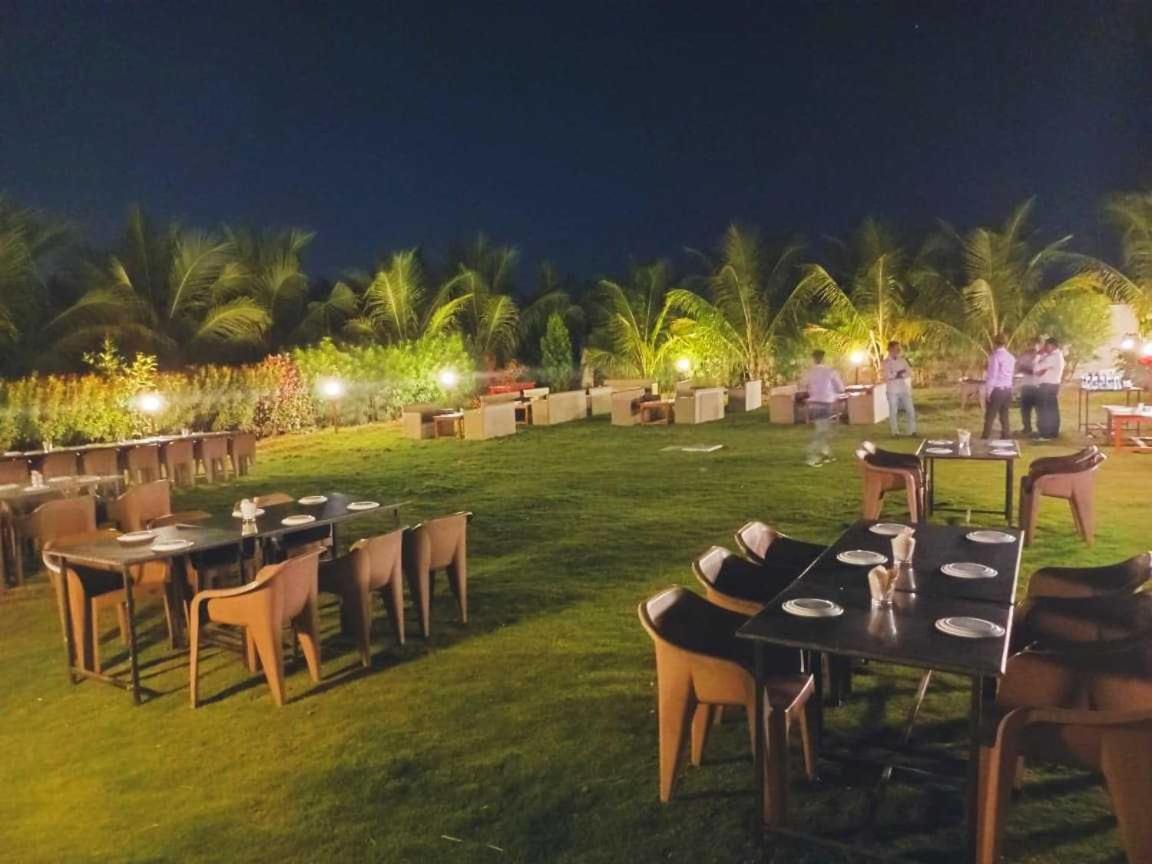 Oyo 81018 Moonlight Farm Stays Solapur Exteriér fotografie