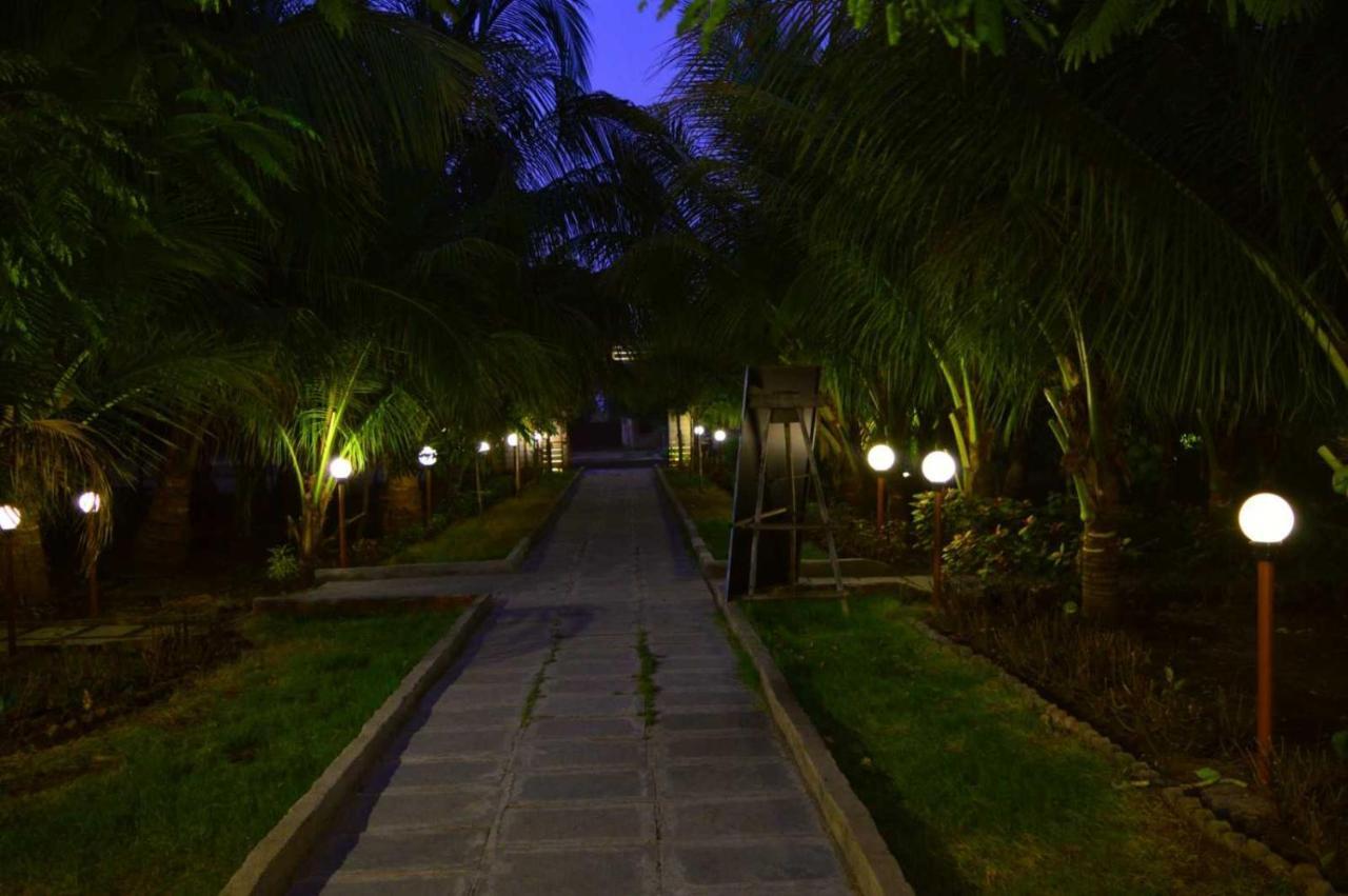 Oyo 81018 Moonlight Farm Stays Solapur Exteriér fotografie