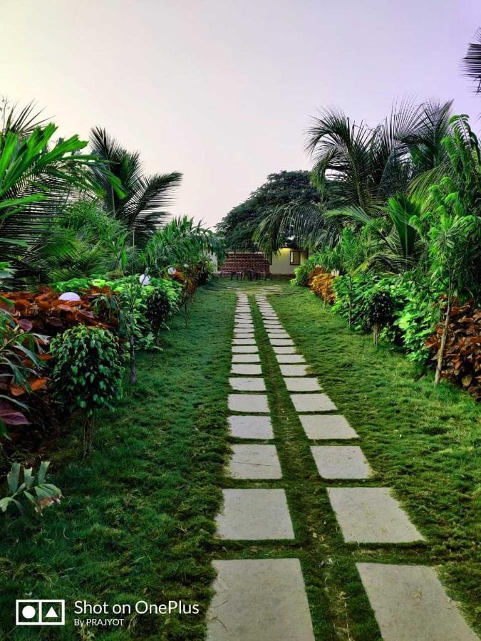 Oyo 81018 Moonlight Farm Stays Solapur Exteriér fotografie